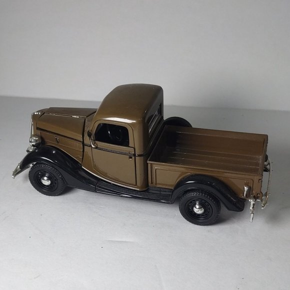 Vintage 1937 Ford Pickup Diecast Truck Spare Tire Detailed Engine & Interior - Picture 2 of 13
